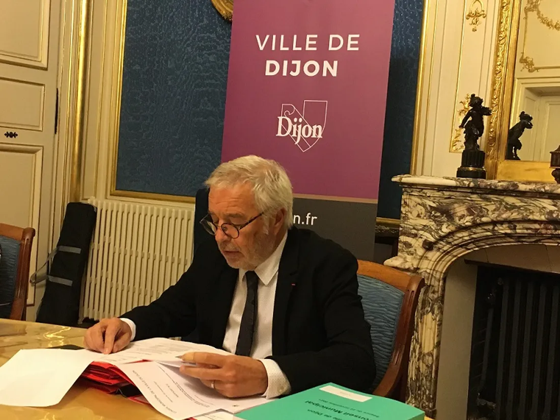 François Rebsamen lundi soir avant le conseil municipal